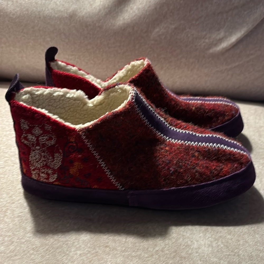 Acorn Slippers Red + Purple With Fox Embroidery Women’s Size 6.5/7.5